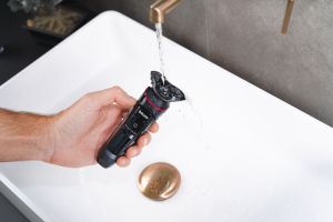 Машинка за бръснене Beurer MN8X rotary shaver, 360° flexible shaver head, Magnetic fixation, LED display, Waterproof (IPX7), Quick-charge function  (10 min OT; 5 min CT), Incl. charger and storage station, protective cap and cleaning brush